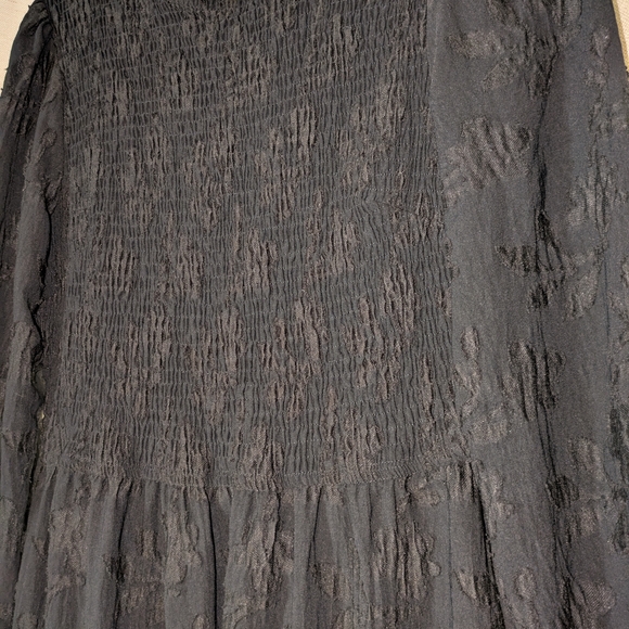 Chic Black Long Sleeve Dress with Lace Trim - Picture 3 of 6